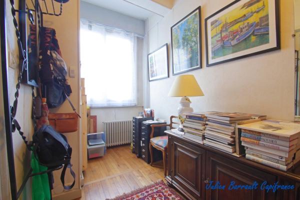 Maison de ville de 116,54 m² de 4 chambres avec une véranda et un garage sur une parcelle de 528m² au bord du Clain.