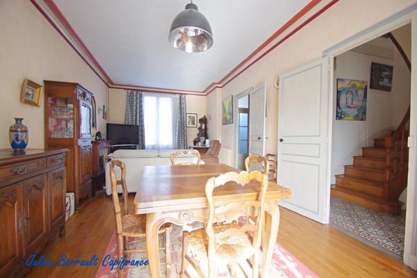 Maison de ville de 116,54 m² de 4 chambres avec une véranda et un garage sur une parcelle de 528m² au bord du Clain.