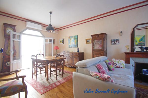 Maison de ville de 116,54 m² de 4 chambres avec une véranda et un garage sur une parcelle de 528m² au bord du Clain.