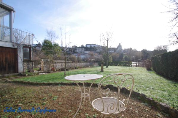 Maison de ville de 116,54 m² de 4 chambres avec une véranda et un garage sur une parcelle de 528m² au bord du Clain.