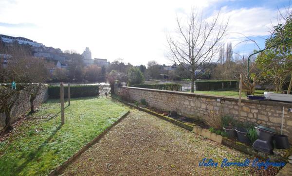 Maison de ville de 116,54 m² de 4 chambres avec une véranda et un garage sur une parcelle de 528m² au bord du Clain.