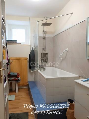 A Vendre -  Maison de bourg rénovée – 190 m² – 5 chambres – équipements modernes : une opportunité rare au centre bourg. MORTAIN (50)