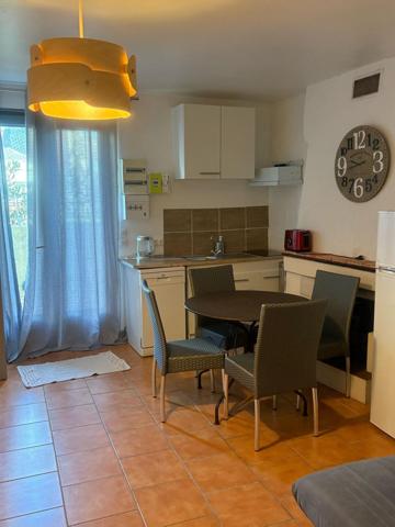 A Saint Clément des levées 49350, face à la Loire ancienne "Maison de marinier", plus un joli studio.