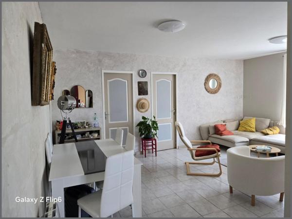 A Saint Clément des levées 49350, face à la Loire ancienne "Maison de marinier", plus un joli studio.