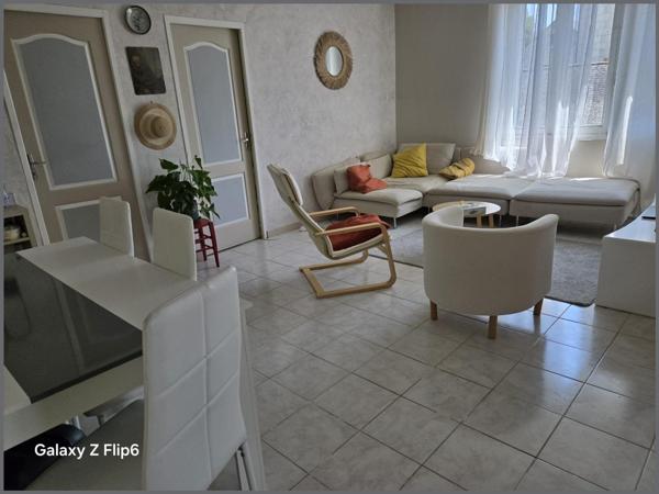 A Saint Clément des levées 49350, face à la Loire ancienne "Maison de marinier", plus un joli studio.