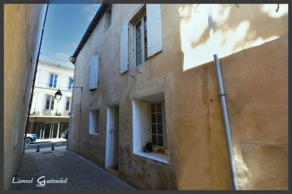 A vendre maison de ville sur trois niveaux au coeur de la bastide de Sainte Foy la Grande