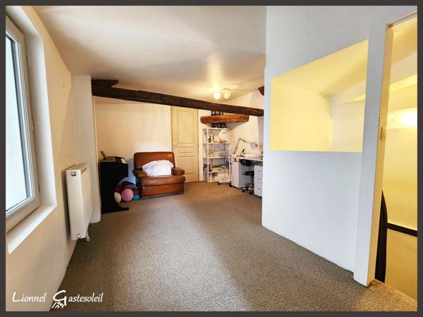 A vendre maison de ville sur trois niveaux au coeur de la bastide de Sainte Foy la Grande