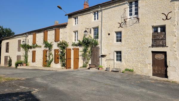 Maison 5 chambres à vendre à Mauzé Sur Le Mignon 79210