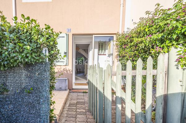 A HYERES, dans une copropriété fermée et sécurisée, proche des commerces et de toutes commodités, un bien idéal pour votre premier achat ou votre projet familial,

Venez découvrir cette charmante Maison Familiale mitoyenne des deux côtés. Vous entrez par une petite cour avec terrasse et véranda. Au rez-de-chaussée, une agréable pièce de vie avec salon-séjour lumineux et spacieux avec cuisine ouverte donnant sur un charmant jardin avec terrasse et un WC.
A l'étage, profitez de 3 chambres avec dressing dans chacune d'elles, une salle d'eau. Une place de stationnement privatif devant la maison complète ce bien.

Une maison fonctionnelle, conviviale et pleine de potentiel, à découvrir sans tarder à Hyères.

☎️ Contactez-moi pour organiser votre visite !