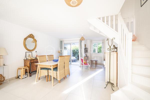 A HYERES, dans une copropriété fermée et sécurisée, proche des commerces et de toutes commodités, un bien idéal pour votre premier achat ou votre projet familial,

Venez découvrir cette charmante Maison Familiale mitoyenne des deux côtés. Vous entrez par une petite cour avec terrasse et véranda. Au rez-de-chaussée, une agréable pièce de vie avec salon-séjour lumineux et spacieux avec cuisine ouverte donnant sur un charmant jardin avec terrasse et un WC.
A l'étage, profitez de 3 chambres avec dressing dans chacune d'elles, une salle d'eau. Une place de stationnement privatif devant la maison complète ce bien.

Une maison fonctionnelle, conviviale et pleine de potentiel, à découvrir sans tarder à Hyères.

☎️ Contactez-moi pour organiser votre visite !