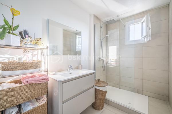 A HYERES, dans une copropriété fermée et sécurisée, proche des commerces et de toutes commodités, un bien idéal pour votre premier achat ou votre projet familial,

Venez découvrir cette charmante Maison Familiale mitoyenne des deux côtés. Vous entrez par une petite cour avec terrasse et véranda. Au rez-de-chaussée, une agréable pièce de vie avec salon-séjour lumineux et spacieux avec cuisine ouverte donnant sur un charmant jardin avec terrasse et un WC.
A l'étage, profitez de 3 chambres avec dressing dans chacune d'elles, une salle d'eau. Une place de stationnement privatif devant la maison complète ce bien.

Une maison fonctionnelle, conviviale et pleine de potentiel, à découvrir sans tarder à Hyères.

☎️ Contactez-moi pour organiser votre visite !