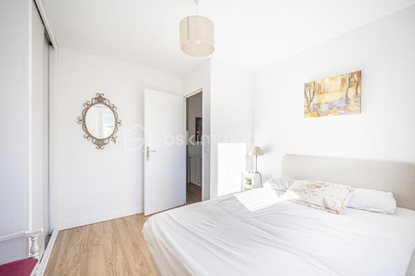 A HYERES, dans une copropriété fermée et sécurisée, proche des commerces et de toutes commodités, un bien idéal pour votre premier achat ou votre projet familial,

Venez découvrir cette charmante Maison Familiale mitoyenne des deux côtés. Vous entrez par une petite cour avec terrasse et véranda. Au rez-de-chaussée, une agréable pièce de vie avec salon-séjour lumineux et spacieux avec cuisine ouverte donnant sur un charmant jardin avec terrasse et un WC.
A l'étage, profitez de 3 chambres avec dressing dans chacune d'elles, une salle d'eau. Une place de stationnement privatif devant la maison complète ce bien.

Une maison fonctionnelle, conviviale et pleine de potentiel, à découvrir sans tarder à Hyères.

☎️ Contactez-moi pour organiser votre visite !