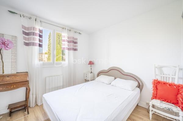 A HYERES, dans une copropriété fermée et sécurisée, proche des commerces et de toutes commodités, un bien idéal pour votre premier achat ou votre projet familial,

Venez découvrir cette charmante Maison Familiale mitoyenne des deux côtés. Vous entrez par une petite cour avec terrasse et véranda. Au rez-de-chaussée, une agréable pièce de vie avec salon-séjour lumineux et spacieux avec cuisine ouverte donnant sur un charmant jardin avec terrasse et un WC.
A l'étage, profitez de 3 chambres avec dressing dans chacune d'elles, une salle d'eau. Une place de stationnement privatif devant la maison complète ce bien.

Une maison fonctionnelle, conviviale et pleine de potentiel, à découvrir sans tarder à Hyères.

☎️ Contactez-moi pour organiser votre visite !
