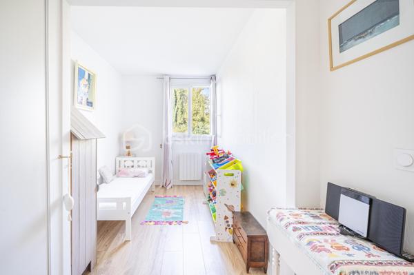 A HYERES, dans une copropriété fermée et sécurisée, proche des commerces et de toutes commodités, un bien idéal pour votre premier achat ou votre projet familial,

Venez découvrir cette charmante Maison Familiale mitoyenne des deux côtés. Vous entrez par une petite cour avec terrasse et véranda. Au rez-de-chaussée, une agréable pièce de vie avec salon-séjour lumineux et spacieux avec cuisine ouverte donnant sur un charmant jardin avec terrasse et un WC.
A l'étage, profitez de 3 chambres avec dressing dans chacune d'elles, une salle d'eau. Une place de stationnement privatif devant la maison complète ce bien.

Une maison fonctionnelle, conviviale et pleine de potentiel, à découvrir sans tarder à Hyères.

☎️ Contactez-moi pour organiser votre visite !