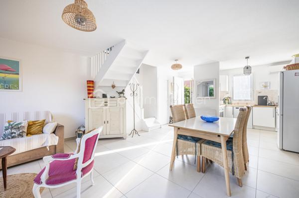 A HYERES, dans une copropriété fermée et sécurisée, proche des commerces et de toutes commodités, un bien idéal pour votre premier achat ou votre projet familial,

Venez découvrir cette charmante Maison Familiale mitoyenne des deux côtés. Vous entrez par une petite cour avec terrasse et véranda. Au rez-de-chaussée, une agréable pièce de vie avec salon-séjour lumineux et spacieux avec cuisine ouverte donnant sur un charmant jardin avec terrasse et un WC.
A l'étage, profitez de 3 chambres avec dressing dans chacune d'elles, une salle d'eau. Une place de stationnement privatif devant la maison complète ce bien.

Une maison fonctionnelle, conviviale et pleine de potentiel, à découvrir sans tarder à Hyères.

☎️ Contactez-moi pour organiser votre visite !
