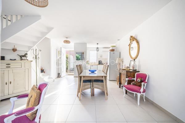 A HYERES, dans une copropriété fermée et sécurisée, proche des commerces et de toutes commodités, un bien idéal pour votre premier achat ou votre projet familial,

Venez découvrir cette charmante Maison Familiale mitoyenne des deux côtés. Vous entrez par une petite cour avec terrasse et véranda. Au rez-de-chaussée, une agréable pièce de vie avec salon-séjour lumineux et spacieux avec cuisine ouverte donnant sur un charmant jardin avec terrasse et un WC.
A l'étage, profitez de 3 chambres avec dressing dans chacune d'elles, une salle d'eau. Une place de stationnement privatif devant la maison complète ce bien.

Une maison fonctionnelle, conviviale et pleine de potentiel, à découvrir sans tarder à Hyères.

☎️ Contactez-moi pour organiser votre visite !