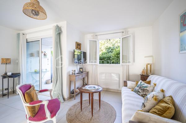 A HYERES, dans une copropriété fermée et sécurisée, proche des commerces et de toutes commodités, un bien idéal pour votre premier achat ou votre projet familial,

Venez découvrir cette charmante Maison Familiale mitoyenne des deux côtés. Vous entrez par une petite cour avec terrasse et véranda. Au rez-de-chaussée, une agréable pièce de vie avec salon-séjour lumineux et spacieux avec cuisine ouverte donnant sur un charmant jardin avec terrasse et un WC.
A l'étage, profitez de 3 chambres avec dressing dans chacune d'elles, une salle d'eau. Une place de stationnement privatif devant la maison complète ce bien.

Une maison fonctionnelle, conviviale et pleine de potentiel, à découvrir sans tarder à Hyères.

☎️ Contactez-moi pour organiser votre visite !