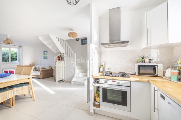 A HYERES, dans une copropriété fermée et sécurisée, proche des commerces et de toutes commodités, un bien idéal pour votre premier achat ou votre projet familial,

Venez découvrir cette charmante Maison Familiale mitoyenne des deux côtés. Vous entrez par une petite cour avec terrasse et véranda. Au rez-de-chaussée, une agréable pièce de vie avec salon-séjour lumineux et spacieux avec cuisine ouverte donnant sur un charmant jardin avec terrasse et un WC.
A l'étage, profitez de 3 chambres avec dressing dans chacune d'elles, une salle d'eau. Une place de stationnement privatif devant la maison complète ce bien.

Une maison fonctionnelle, conviviale et pleine de potentiel, à découvrir sans tarder à Hyères.

☎️ Contactez-moi pour organiser votre visite !