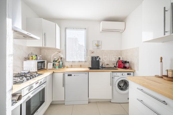 A HYERES, dans une copropriété fermée et sécurisée, proche des commerces et de toutes commodités, un bien idéal pour votre premier achat ou votre projet familial,

Venez découvrir cette charmante Maison Familiale mitoyenne des deux côtés. Vous entrez par une petite cour avec terrasse et véranda. Au rez-de-chaussée, une agréable pièce de vie avec salon-séjour lumineux et spacieux avec cuisine ouverte donnant sur un charmant jardin avec terrasse et un WC.
A l'étage, profitez de 3 chambres avec dressing dans chacune d'elles, une salle d'eau. Une place de stationnement privatif devant la maison complète ce bien.

Une maison fonctionnelle, conviviale et pleine de potentiel, à découvrir sans tarder à Hyères.

☎️ Contactez-moi pour organiser votre visite !
