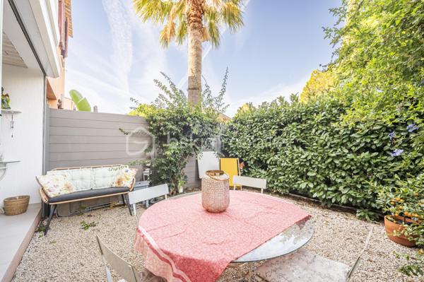 A HYERES, dans une copropriété fermée et sécurisée, proche des commerces et de toutes commodités, un bien idéal pour votre premier achat ou votre projet familial,

Venez découvrir cette charmante Maison Familiale mitoyenne des deux côtés. Vous entrez par une petite cour avec terrasse et véranda. Au rez-de-chaussée, une agréable pièce de vie avec salon-séjour lumineux et spacieux avec cuisine ouverte donnant sur un charmant jardin avec terrasse et un WC.
A l'étage, profitez de 3 chambres avec dressing dans chacune d'elles, une salle d'eau. Une place de stationnement privatif devant la maison complète ce bien.

Une maison fonctionnelle, conviviale et pleine de potentiel, à découvrir sans tarder à Hyères.

☎️ Contactez-moi pour organiser votre visite !