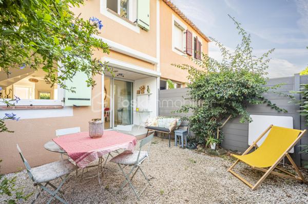 A HYERES, dans une copropriété fermée et sécurisée, proche des commerces et de toutes commodités, un bien idéal pour votre premier achat ou votre projet familial,

Venez découvrir cette charmante Maison Familiale mitoyenne des deux côtés. Vous entrez par une petite cour avec terrasse et véranda. Au rez-de-chaussée, une agréable pièce de vie avec salon-séjour lumineux et spacieux avec cuisine ouverte donnant sur un charmant jardin avec terrasse et un WC.
A l'étage, profitez de 3 chambres avec dressing dans chacune d'elles, une salle d'eau. Une place de stationnement privatif devant la maison complète ce bien.

Une maison fonctionnelle, conviviale et pleine de potentiel, à découvrir sans tarder à Hyères.

☎️ Contactez-moi pour organiser votre visite !