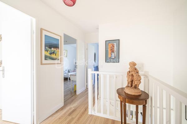 A HYERES, dans une copropriété fermée et sécurisée, proche des commerces et de toutes commodités, un bien idéal pour votre premier achat ou votre projet familial,

Venez découvrir cette charmante Maison Familiale mitoyenne des deux côtés. Vous entrez par une petite cour avec terrasse et véranda. Au rez-de-chaussée, une agréable pièce de vie avec salon-séjour lumineux et spacieux avec cuisine ouverte donnant sur un charmant jardin avec terrasse et un WC.
A l'étage, profitez de 3 chambres avec dressing dans chacune d'elles, une salle d'eau. Une place de stationnement privatif devant la maison complète ce bien.

Une maison fonctionnelle, conviviale et pleine de potentiel, à découvrir sans tarder à Hyères.

☎️ Contactez-moi pour organiser votre visite !