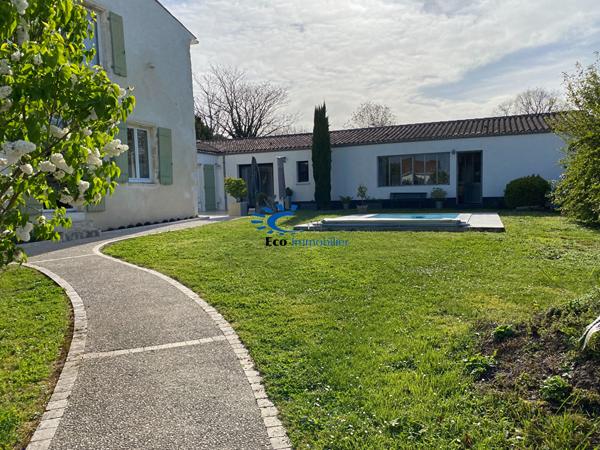 BOURGNEUF PROPRIETE AVEC PISCINE JARDIN La rochelle BOURGNEUF PROPRIETE AVEC PISCINE JARDIN La rochelle