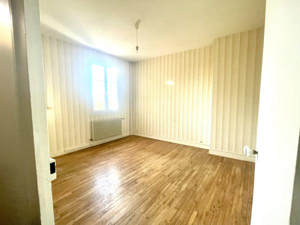 MAISON DE VILLE - 3 CHAMBRES - JARDIN