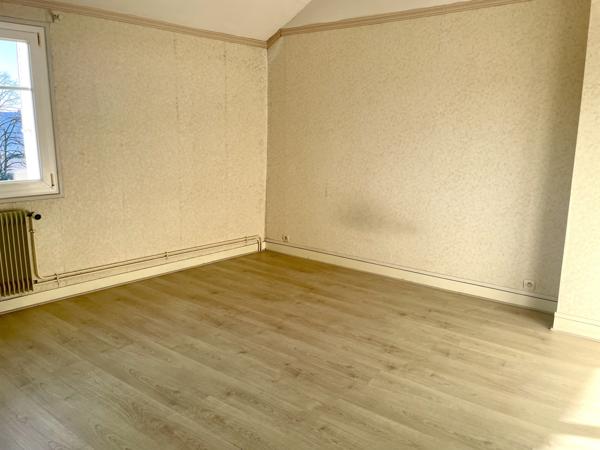 MAISON DE VILLE - 3 CHAMBRES - JARDIN