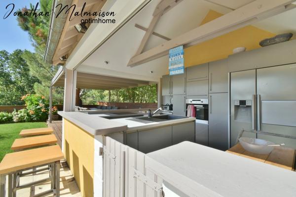 Propriété de 5 chambres comprenant Piscine et Cuisine d'été