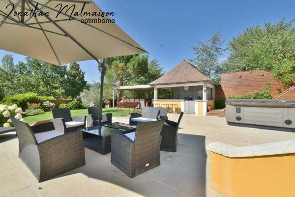 Propriété de 5 chambres comprenant Piscine et Cuisine d'été