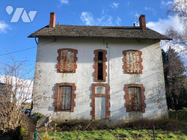 Maison à Vendre à Le Vigean (Cantal) 
La propriété se présente sur sous-sol élevé de trois niv...