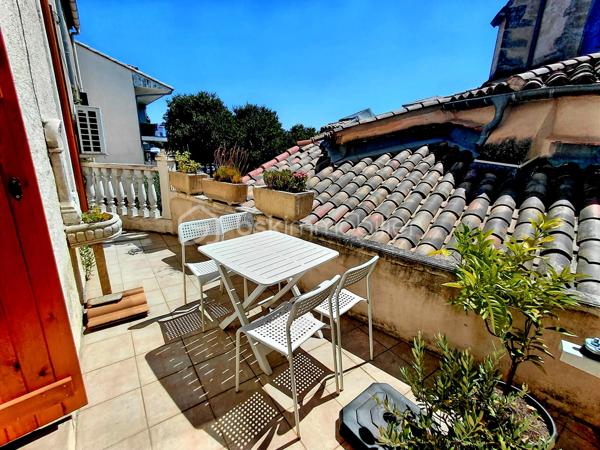 Un bien de caractère dans un cadre d'exception.

Au cœur du village prisé de Pignan, dans une copropriété de deux étages intimiste et calme avec seulement deux logements, découvrez cet appartement au 1er étage, traversant de 84.56 m² de surface au sol et de 75,25 m² loi carrez.

Dès l'entrée, le charme opère grâce à la belle hauteur sous plafond, la cheminée et la lumière naturelle qui baigne les pièces tout au long de la journée avec notamment une vaste pièce de vie de 56,23 m², réunissant cuisine et séjour.

La cuisine entièrement équipée s'ouvre sur une agréable terrasse de 10 m², accessible également depuis la suite parentale de 13,97 m² avec sa salle d'eau privative de 5,05 m². Un véritable havre de paix offrant une vue privilégiée sur la bâtisse de l'ancienne église de Pignan, classée aux Monuments Historiques.
L'appartement offre également un potentiel d'évolution intéressant, avec la possibilité d'aménager une seconde chambre avec sa salle d'eau privative, selon la configuration des espaces.

Côté rue, les deux portes-fenêtres donnent accès à un élégant balcon filant. Véritable prolongement des pièces de vie, il offre un espace idéal pour installer des jardinières et profiter d'un extérieur au charme discret, tout en apportant une belle luminosité à l'appartement.

Pour un confort optimal en toute saison, l'appartement est équipé d'une climatisation réversible et d'une cheminée.

Au rez-de-chaussée, un très grand garage partagé avec le second logement permet le stationnement de deux véhicules. Chaque propriétaire bénéficie également de son espace de rangement privatif, représentant pour cet appartement 13,90 m² et 7,89 m². 

Un bien rare, idéal pour les amoureux de lieux chargés d'histoire, à deux pas des commerces et des commodités.

A découvrir sans tarder.