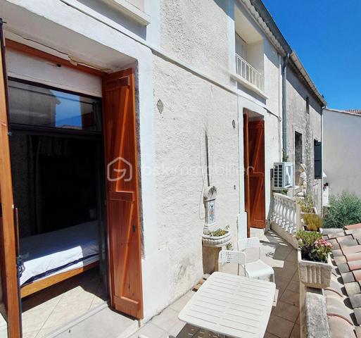 Un bien de caractère dans un cadre d'exception.

Au cœur du village prisé de Pignan, dans une copropriété de deux étages intimiste et calme avec seulement deux logements, découvrez cet appartement au 1er étage, traversant de 84.56 m² de surface au sol et de 75,25 m² loi carrez.

Dès l'entrée, le charme opère grâce à la belle hauteur sous plafond, la cheminée et la lumière naturelle qui baigne les pièces tout au long de la journée avec notamment une vaste pièce de vie de 56,23 m², réunissant cuisine et séjour.

La cuisine entièrement équipée s'ouvre sur une agréable terrasse de 10 m², accessible également depuis la suite parentale de 13,97 m² avec sa salle d'eau privative de 5,05 m². Un véritable havre de paix offrant une vue privilégiée sur la bâtisse de l'ancienne église de Pignan, classée aux Monuments Historiques.
L'appartement offre également un potentiel d'évolution intéressant, avec la possibilité d'aménager une seconde chambre avec sa salle d'eau privative, selon la configuration des espaces.

Côté rue, les deux portes-fenêtres donnent accès à un élégant balcon filant. Véritable prolongement des pièces de vie, il offre un espace idéal pour installer des jardinières et profiter d'un extérieur au charme discret, tout en apportant une belle luminosité à l'appartement.

Pour un confort optimal en toute saison, l'appartement est équipé d'une climatisation réversible et d'une cheminée.

Au rez-de-chaussée, un très grand garage partagé avec le second logement permet le stationnement de deux véhicules. Chaque propriétaire bénéficie également de son espace de rangement privatif, représentant pour cet appartement 13,90 m² et 7,89 m². 

Un bien rare, idéal pour les amoureux de lieux chargés d'histoire, à deux pas des commerces et des commodités.

A découvrir sans tarder.