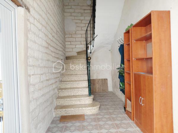 Un bien de caractère dans un cadre d'exception.

Au cœur du village prisé de Pignan, dans une copropriété de deux étages intimiste et calme avec seulement deux logements, découvrez cet appartement au 1er étage, traversant de 84.56 m² de surface au sol et de 75,25 m² loi carrez.

Dès l'entrée, le charme opère grâce à la belle hauteur sous plafond, la cheminée et la lumière naturelle qui baigne les pièces tout au long de la journée avec notamment une vaste pièce de vie de 56,23 m², réunissant cuisine et séjour.

La cuisine entièrement équipée s'ouvre sur une agréable terrasse de 10 m², accessible également depuis la suite parentale de 13,97 m² avec sa salle d'eau privative de 5,05 m². Un véritable havre de paix offrant une vue privilégiée sur la bâtisse de l'ancienne église de Pignan, classée aux Monuments Historiques.
L'appartement offre également un potentiel d'évolution intéressant, avec la possibilité d'aménager une seconde chambre avec sa salle d'eau privative, selon la configuration des espaces.

Côté rue, les deux portes-fenêtres donnent accès à un élégant balcon filant. Véritable prolongement des pièces de vie, il offre un espace idéal pour installer des jardinières et profiter d'un extérieur au charme discret, tout en apportant une belle luminosité à l'appartement.

Pour un confort optimal en toute saison, l'appartement est équipé d'une climatisation réversible et d'une cheminée.

Au rez-de-chaussée, un très grand garage partagé avec le second logement permet le stationnement de deux véhicules. Chaque propriétaire bénéficie également de son espace de rangement privatif, représentant pour cet appartement 13,90 m² et 7,89 m². 

Un bien rare, idéal pour les amoureux de lieux chargés d'histoire, à deux pas des commerces et des commodités.

A découvrir sans tarder.
