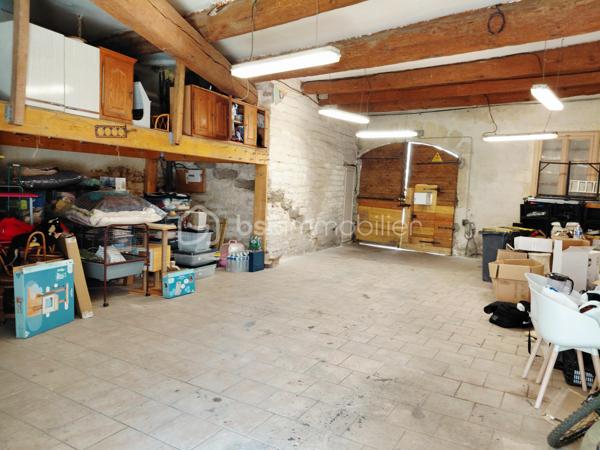 Un bien de caractère dans un cadre d'exception.

Au cœur du village prisé de Pignan, dans une copropriété de deux étages intimiste et calme avec seulement deux logements, découvrez cet appartement au 1er étage, traversant de 84.56 m² de surface au sol et de 75,25 m² loi carrez.

Dès l'entrée, le charme opère grâce à la belle hauteur sous plafond, la cheminée et la lumière naturelle qui baigne les pièces tout au long de la journée avec notamment une vaste pièce de vie de 56,23 m², réunissant cuisine et séjour.

La cuisine entièrement équipée s'ouvre sur une agréable terrasse de 10 m², accessible également depuis la suite parentale de 13,97 m² avec sa salle d'eau privative de 5,05 m². Un véritable havre de paix offrant une vue privilégiée sur la bâtisse de l'ancienne église de Pignan, classée aux Monuments Historiques.
L'appartement offre également un potentiel d'évolution intéressant, avec la possibilité d'aménager une seconde chambre avec sa salle d'eau privative, selon la configuration des espaces.

Côté rue, les deux portes-fenêtres donnent accès à un élégant balcon filant. Véritable prolongement des pièces de vie, il offre un espace idéal pour installer des jardinières et profiter d'un extérieur au charme discret, tout en apportant une belle luminosité à l'appartement.

Pour un confort optimal en toute saison, l'appartement est équipé d'une climatisation réversible et d'une cheminée.

Au rez-de-chaussée, un très grand garage partagé avec le second logement permet le stationnement de deux véhicules. Chaque propriétaire bénéficie également de son espace de rangement privatif, représentant pour cet appartement 13,90 m² et 7,89 m². 

Un bien rare, idéal pour les amoureux de lieux chargés d'histoire, à deux pas des commerces et des commodités.

A découvrir sans tarder.