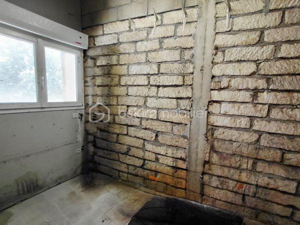 Un bien de caractère dans un cadre d'exception.

Au cœur du village prisé de Pignan, dans une copropriété de deux étages intimiste et calme avec seulement deux logements, découvrez cet appartement au 1er étage, traversant de 84.56 m² de surface au sol et de 75,25 m² loi carrez.

Dès l'entrée, le charme opère grâce à la belle hauteur sous plafond, la cheminée et la lumière naturelle qui baigne les pièces tout au long de la journée avec notamment une vaste pièce de vie de 56,23 m², réunissant cuisine et séjour.

La cuisine entièrement équipée s'ouvre sur une agréable terrasse de 10 m², accessible également depuis la suite parentale de 13,97 m² avec sa salle d'eau privative de 5,05 m². Un véritable havre de paix offrant une vue privilégiée sur la bâtisse de l'ancienne église de Pignan, classée aux Monuments Historiques.
L'appartement offre également un potentiel d'évolution intéressant, avec la possibilité d'aménager une seconde chambre avec sa salle d'eau privative, selon la configuration des espaces.

Côté rue, les deux portes-fenêtres donnent accès à un élégant balcon filant. Véritable prolongement des pièces de vie, il offre un espace idéal pour installer des jardinières et profiter d'un extérieur au charme discret, tout en apportant une belle luminosité à l'appartement.

Pour un confort optimal en toute saison, l'appartement est équipé d'une climatisation réversible et d'une cheminée.

Au rez-de-chaussée, un très grand garage partagé avec le second logement permet le stationnement de deux véhicules. Chaque propriétaire bénéficie également de son espace de rangement privatif, représentant pour cet appartement 13,90 m² et 7,89 m². 

Un bien rare, idéal pour les amoureux de lieux chargés d'histoire, à deux pas des commerces et des commodités.

A découvrir sans tarder.