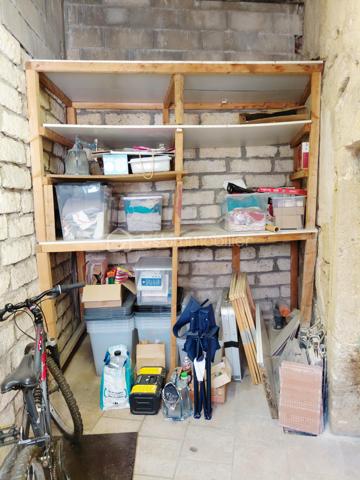 Un bien de caractère dans un cadre d'exception.

Au cœur du village prisé de Pignan, dans une copropriété de deux étages intimiste et calme avec seulement deux logements, découvrez cet appartement au 1er étage, traversant de 84.56 m² de surface au sol et de 75,25 m² loi carrez.

Dès l'entrée, le charme opère grâce à la belle hauteur sous plafond, la cheminée et la lumière naturelle qui baigne les pièces tout au long de la journée avec notamment une vaste pièce de vie de 56,23 m², réunissant cuisine et séjour.

La cuisine entièrement équipée s'ouvre sur une agréable terrasse de 10 m², accessible également depuis la suite parentale de 13,97 m² avec sa salle d'eau privative de 5,05 m². Un véritable havre de paix offrant une vue privilégiée sur la bâtisse de l'ancienne église de Pignan, classée aux Monuments Historiques.
L'appartement offre également un potentiel d'évolution intéressant, avec la possibilité d'aménager une seconde chambre avec sa salle d'eau privative, selon la configuration des espaces.

Côté rue, les deux portes-fenêtres donnent accès à un élégant balcon filant. Véritable prolongement des pièces de vie, il offre un espace idéal pour installer des jardinières et profiter d'un extérieur au charme discret, tout en apportant une belle luminosité à l'appartement.

Pour un confort optimal en toute saison, l'appartement est équipé d'une climatisation réversible et d'une cheminée.

Au rez-de-chaussée, un très grand garage partagé avec le second logement permet le stationnement de deux véhicules. Chaque propriétaire bénéficie également de son espace de rangement privatif, représentant pour cet appartement 13,90 m² et 7,89 m². 

Un bien rare, idéal pour les amoureux de lieux chargés d'histoire, à deux pas des commerces et des commodités.

A découvrir sans tarder.