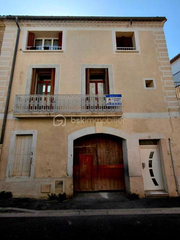 Un bien de caractère dans un cadre d'exception.

Au cœur du village prisé de Pignan, dans une copropriété de deux étages intimiste et calme avec seulement deux logements, découvrez cet appartement au 1er étage, traversant de 84.56 m² de surface au sol et de 75,25 m² loi carrez.

Dès l'entrée, le charme opère grâce à la belle hauteur sous plafond, la cheminée et la lumière naturelle qui baigne les pièces tout au long de la journée avec notamment une vaste pièce de vie de 56,23 m², réunissant cuisine et séjour.

La cuisine entièrement équipée s'ouvre sur une agréable terrasse de 10 m², accessible également depuis la suite parentale de 13,97 m² avec sa salle d'eau privative de 5,05 m². Un véritable havre de paix offrant une vue privilégiée sur la bâtisse de l'ancienne église de Pignan, classée aux Monuments Historiques.
L'appartement offre également un potentiel d'évolution intéressant, avec la possibilité d'aménager une seconde chambre avec sa salle d'eau privative, selon la configuration des espaces.

Côté rue, les deux portes-fenêtres donnent accès à un élégant balcon filant. Véritable prolongement des pièces de vie, il offre un espace idéal pour installer des jardinières et profiter d'un extérieur au charme discret, tout en apportant une belle luminosité à l'appartement.

Pour un confort optimal en toute saison, l'appartement est équipé d'une climatisation réversible et d'une cheminée.

Au rez-de-chaussée, un très grand garage partagé avec le second logement permet le stationnement de deux véhicules. Chaque propriétaire bénéficie également de son espace de rangement privatif, représentant pour cet appartement 13,90 m² et 7,89 m². 

Un bien rare, idéal pour les amoureux de lieux chargés d'histoire, à deux pas des commerces et des commodités.

A découvrir sans tarder.