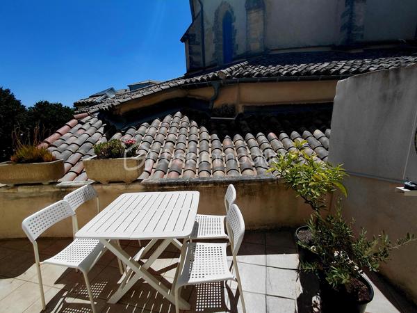 Un bien de caractère dans un cadre d'exception.

Au cœur du village prisé de Pignan, dans une copropriété de deux étages intimiste et calme avec seulement deux logements, découvrez cet appartement au 1er étage, traversant de 84.56 m² de surface au sol et de 75,25 m² loi carrez.

Dès l'entrée, le charme opère grâce à la belle hauteur sous plafond, la cheminée et la lumière naturelle qui baigne les pièces tout au long de la journée avec notamment une vaste pièce de vie de 56,23 m², réunissant cuisine et séjour.

La cuisine entièrement équipée s'ouvre sur une agréable terrasse de 10 m², accessible également depuis la suite parentale de 13,97 m² avec sa salle d'eau privative de 5,05 m². Un véritable havre de paix offrant une vue privilégiée sur la bâtisse de l'ancienne église de Pignan, classée aux Monuments Historiques.
L'appartement offre également un potentiel d'évolution intéressant, avec la possibilité d'aménager une seconde chambre avec sa salle d'eau privative, selon la configuration des espaces.

Côté rue, les deux portes-fenêtres donnent accès à un élégant balcon filant. Véritable prolongement des pièces de vie, il offre un espace idéal pour installer des jardinières et profiter d'un extérieur au charme discret, tout en apportant une belle luminosité à l'appartement.

Pour un confort optimal en toute saison, l'appartement est équipé d'une climatisation réversible et d'une cheminée.

Au rez-de-chaussée, un très grand garage partagé avec le second logement permet le stationnement de deux véhicules. Chaque propriétaire bénéficie également de son espace de rangement privatif, représentant pour cet appartement 13,90 m² et 7,89 m². 

Un bien rare, idéal pour les amoureux de lieux chargés d'histoire, à deux pas des commerces et des commodités.

A découvrir sans tarder.