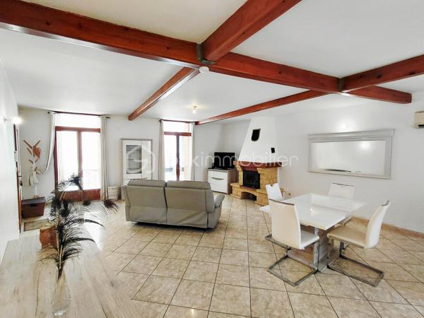 Un bien de caractère dans un cadre d'exception.

Au cœur du village prisé de Pignan, dans une copropriété de deux étages intimiste et calme avec seulement deux logements, découvrez cet appartement au 1er étage, traversant de 84.56 m² de surface au sol et de 75,25 m² loi carrez.

Dès l'entrée, le charme opère grâce à la belle hauteur sous plafond, la cheminée et la lumière naturelle qui baigne les pièces tout au long de la journée avec notamment une vaste pièce de vie de 56,23 m², réunissant cuisine et séjour.

La cuisine entièrement équipée s'ouvre sur une agréable terrasse de 10 m², accessible également depuis la suite parentale de 13,97 m² avec sa salle d'eau privative de 5,05 m². Un véritable havre de paix offrant une vue privilégiée sur la bâtisse de l'ancienne église de Pignan, classée aux Monuments Historiques.
L'appartement offre également un potentiel d'évolution intéressant, avec la possibilité d'aménager une seconde chambre avec sa salle d'eau privative, selon la configuration des espaces.

Côté rue, les deux portes-fenêtres donnent accès à un élégant balcon filant. Véritable prolongement des pièces de vie, il offre un espace idéal pour installer des jardinières et profiter d'un extérieur au charme discret, tout en apportant une belle luminosité à l'appartement.

Pour un confort optimal en toute saison, l'appartement est équipé d'une climatisation réversible et d'une cheminée.

Au rez-de-chaussée, un très grand garage partagé avec le second logement permet le stationnement de deux véhicules. Chaque propriétaire bénéficie également de son espace de rangement privatif, représentant pour cet appartement 13,90 m² et 7,89 m². 

Un bien rare, idéal pour les amoureux de lieux chargés d'histoire, à deux pas des commerces et des commodités.

A découvrir sans tarder.