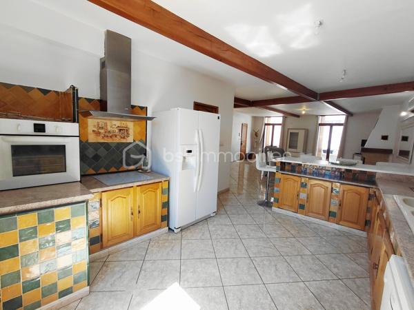 Un bien de caractère dans un cadre d'exception.

Au cœur du village prisé de Pignan, dans une copropriété de deux étages intimiste et calme avec seulement deux logements, découvrez cet appartement au 1er étage, traversant de 84.56 m² de surface au sol et de 75,25 m² loi carrez.

Dès l'entrée, le charme opère grâce à la belle hauteur sous plafond, la cheminée et la lumière naturelle qui baigne les pièces tout au long de la journée avec notamment une vaste pièce de vie de 56,23 m², réunissant cuisine et séjour.

La cuisine entièrement équipée s'ouvre sur une agréable terrasse de 10 m², accessible également depuis la suite parentale de 13,97 m² avec sa salle d'eau privative de 5,05 m². Un véritable havre de paix offrant une vue privilégiée sur la bâtisse de l'ancienne église de Pignan, classée aux Monuments Historiques.
L'appartement offre également un potentiel d'évolution intéressant, avec la possibilité d'aménager une seconde chambre avec sa salle d'eau privative, selon la configuration des espaces.

Côté rue, les deux portes-fenêtres donnent accès à un élégant balcon filant. Véritable prolongement des pièces de vie, il offre un espace idéal pour installer des jardinières et profiter d'un extérieur au charme discret, tout en apportant une belle luminosité à l'appartement.

Pour un confort optimal en toute saison, l'appartement est équipé d'une climatisation réversible et d'une cheminée.

Au rez-de-chaussée, un très grand garage partagé avec le second logement permet le stationnement de deux véhicules. Chaque propriétaire bénéficie également de son espace de rangement privatif, représentant pour cet appartement 13,90 m² et 7,89 m². 

Un bien rare, idéal pour les amoureux de lieux chargés d'histoire, à deux pas des commerces et des commodités.

A découvrir sans tarder.