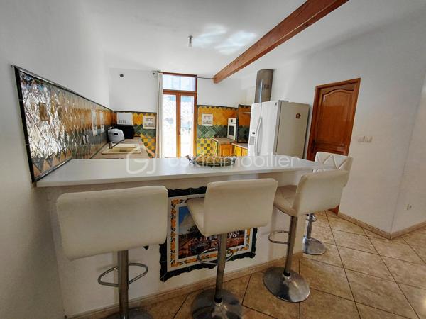 Un bien de caractère dans un cadre d'exception.

Au cœur du village prisé de Pignan, dans une copropriété de deux étages intimiste et calme avec seulement deux logements, découvrez cet appartement au 1er étage, traversant de 84.56 m² de surface au sol et de 75,25 m² loi carrez.

Dès l'entrée, le charme opère grâce à la belle hauteur sous plafond, la cheminée et la lumière naturelle qui baigne les pièces tout au long de la journée avec notamment une vaste pièce de vie de 56,23 m², réunissant cuisine et séjour.

La cuisine entièrement équipée s'ouvre sur une agréable terrasse de 10 m², accessible également depuis la suite parentale de 13,97 m² avec sa salle d'eau privative de 5,05 m². Un véritable havre de paix offrant une vue privilégiée sur la bâtisse de l'ancienne église de Pignan, classée aux Monuments Historiques.
L'appartement offre également un potentiel d'évolution intéressant, avec la possibilité d'aménager une seconde chambre avec sa salle d'eau privative, selon la configuration des espaces.

Côté rue, les deux portes-fenêtres donnent accès à un élégant balcon filant. Véritable prolongement des pièces de vie, il offre un espace idéal pour installer des jardinières et profiter d'un extérieur au charme discret, tout en apportant une belle luminosité à l'appartement.

Pour un confort optimal en toute saison, l'appartement est équipé d'une climatisation réversible et d'une cheminée.

Au rez-de-chaussée, un très grand garage partagé avec le second logement permet le stationnement de deux véhicules. Chaque propriétaire bénéficie également de son espace de rangement privatif, représentant pour cet appartement 13,90 m² et 7,89 m². 

Un bien rare, idéal pour les amoureux de lieux chargés d'histoire, à deux pas des commerces et des commodités.

A découvrir sans tarder.