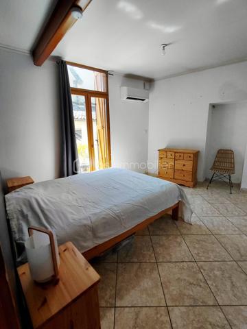 Un bien de caractère dans un cadre d'exception.

Au cœur du village prisé de Pignan, dans une copropriété de deux étages intimiste et calme avec seulement deux logements, découvrez cet appartement au 1er étage, traversant de 84.56 m² de surface au sol et de 75,25 m² loi carrez.

Dès l'entrée, le charme opère grâce à la belle hauteur sous plafond, la cheminée et la lumière naturelle qui baigne les pièces tout au long de la journée avec notamment une vaste pièce de vie de 56,23 m², réunissant cuisine et séjour.

La cuisine entièrement équipée s'ouvre sur une agréable terrasse de 10 m², accessible également depuis la suite parentale de 13,97 m² avec sa salle d'eau privative de 5,05 m². Un véritable havre de paix offrant une vue privilégiée sur la bâtisse de l'ancienne église de Pignan, classée aux Monuments Historiques.
L'appartement offre également un potentiel d'évolution intéressant, avec la possibilité d'aménager une seconde chambre avec sa salle d'eau privative, selon la configuration des espaces.

Côté rue, les deux portes-fenêtres donnent accès à un élégant balcon filant. Véritable prolongement des pièces de vie, il offre un espace idéal pour installer des jardinières et profiter d'un extérieur au charme discret, tout en apportant une belle luminosité à l'appartement.

Pour un confort optimal en toute saison, l'appartement est équipé d'une climatisation réversible et d'une cheminée.

Au rez-de-chaussée, un très grand garage partagé avec le second logement permet le stationnement de deux véhicules. Chaque propriétaire bénéficie également de son espace de rangement privatif, représentant pour cet appartement 13,90 m² et 7,89 m². 

Un bien rare, idéal pour les amoureux de lieux chargés d'histoire, à deux pas des commerces et des commodités.

A découvrir sans tarder.
