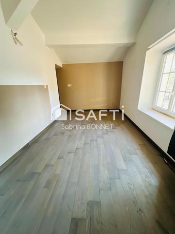 Maison en pierre à rénover, une dépendance de 200 m², un pigeonnier.