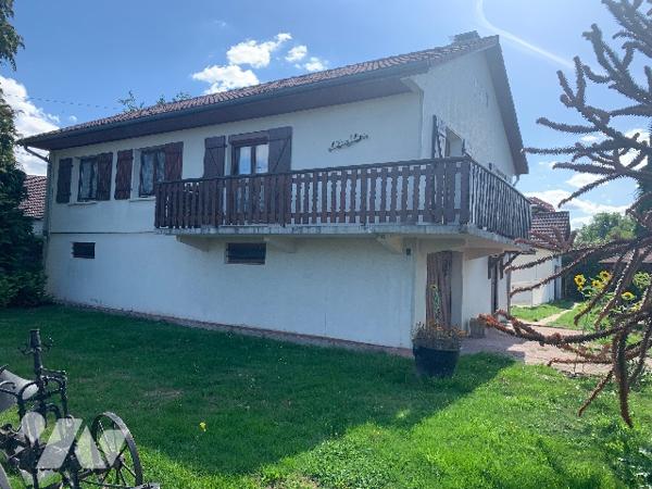 Une maison à usage d'habitation, piscine, dépendance et terrain