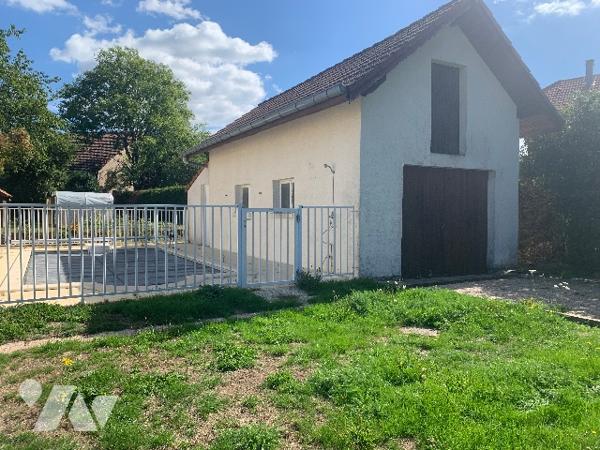 Une maison à usage d'habitation, piscine, dépendance et terrain