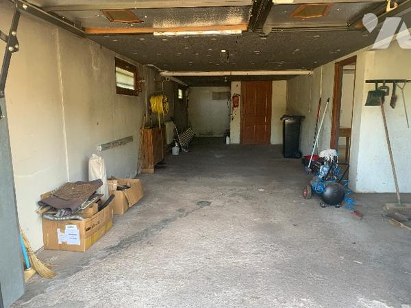 Une maison à usage d'habitation, piscine, dépendance et terrain