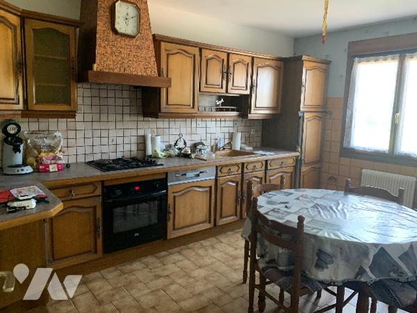 Une maison à usage d'habitation, piscine, dépendance et terrain