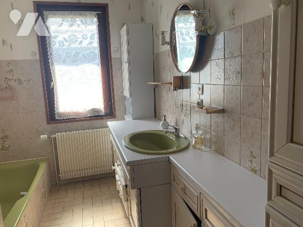 Une maison à usage d'habitation, piscine, dépendance et terrain